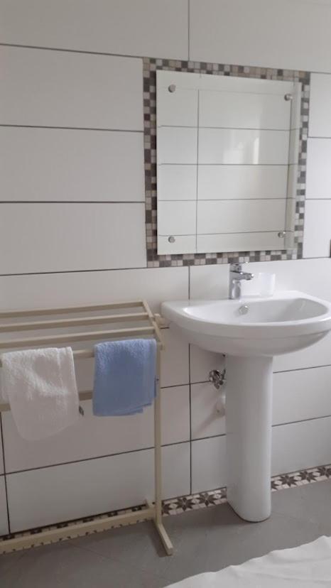 Turisalba Hotell Ishem Exteriör bild